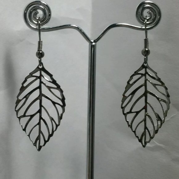 Jewelry - 🆕Beautiful Stylish Leaf Filigree earrings